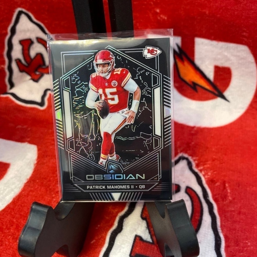 Patrick Mahomes 2019 066/125 obsidian rare mint A++